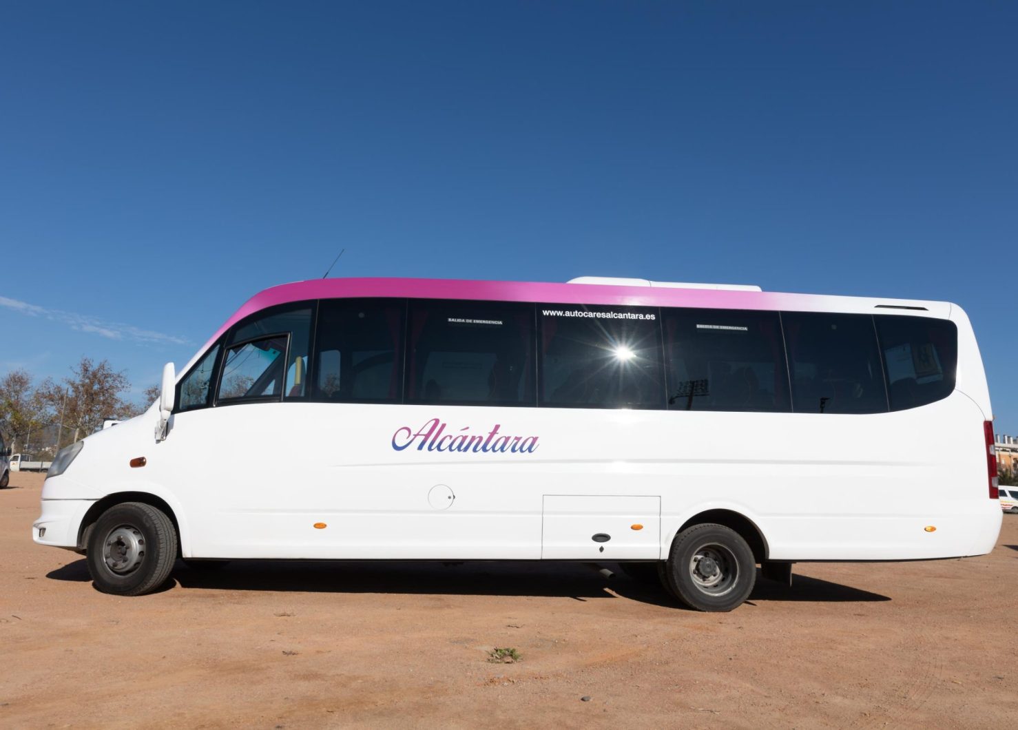 26 plazas, guía y conductor.