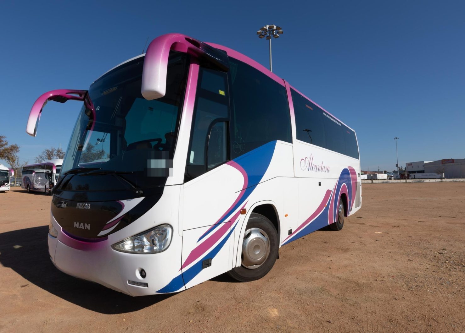 39 plazas, guía y conductor.