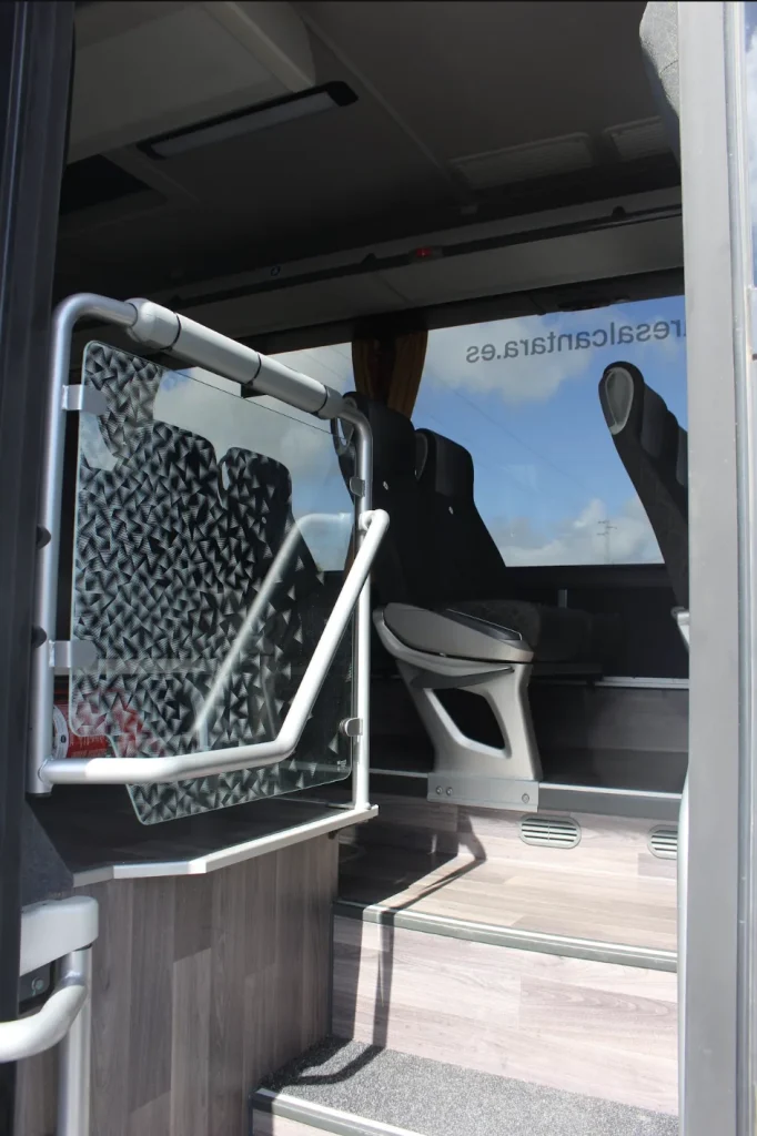 Mampara de separación del autocar
