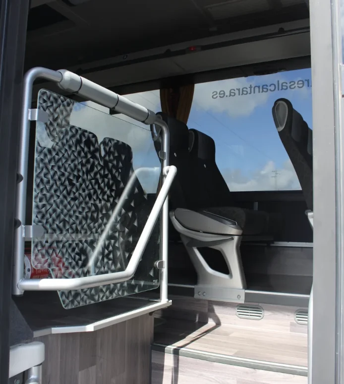 Mampara de separación del autocar