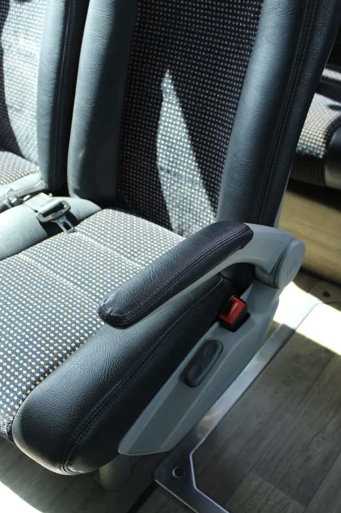 Asiento con reposabrazos del autocar