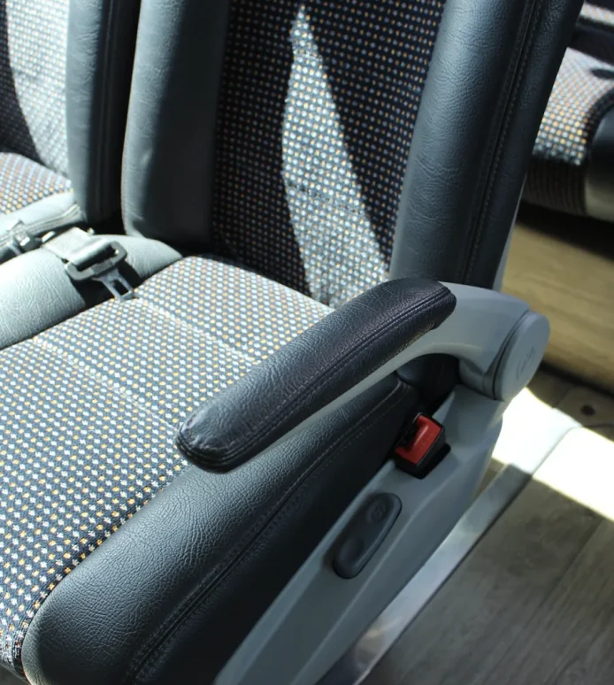 Asiento con reposabrazos del autocar