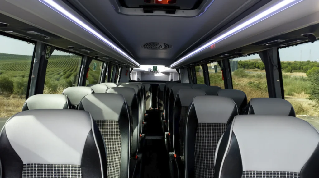 Interior del microbús de 26 plazas de Autocares Alcántara